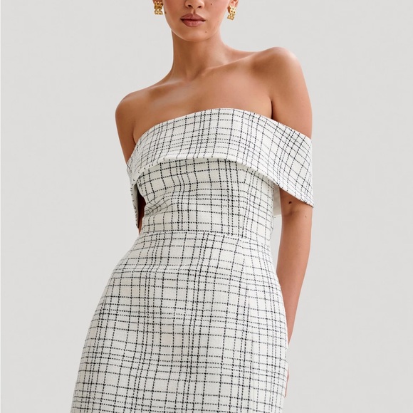 Off-Shoulder White Plaid Dress - Picture 3 of 9